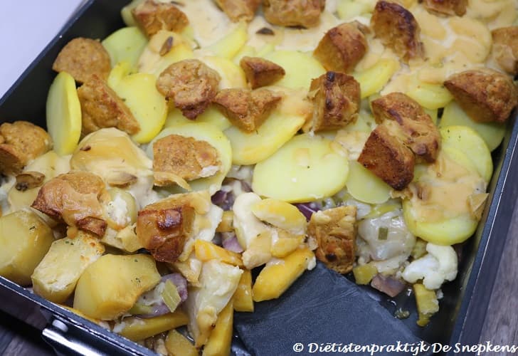 Aardappel ovenschotel met frikandellen